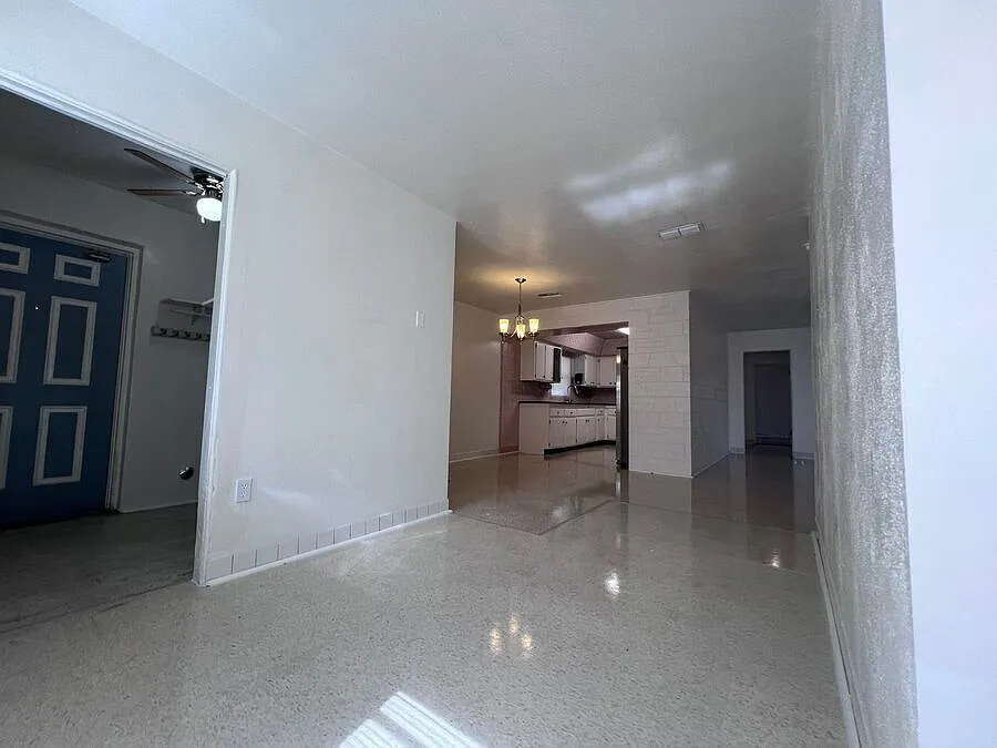 Building Photo - 2525 Maple Ave
