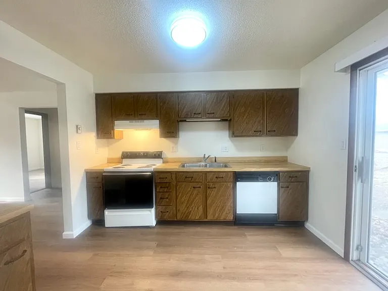 400-402 W Charter Dr #2 — Photo 3