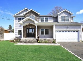 10 4th Pl, Syosset, NY 11791