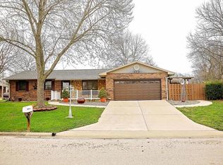 333 Hand Dr, Godfrey, IL 62035