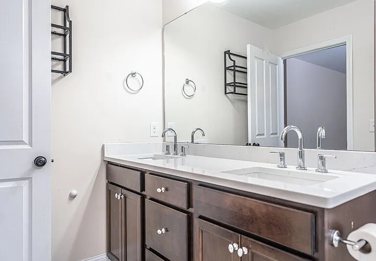 555 N Saylor St — Photo 22