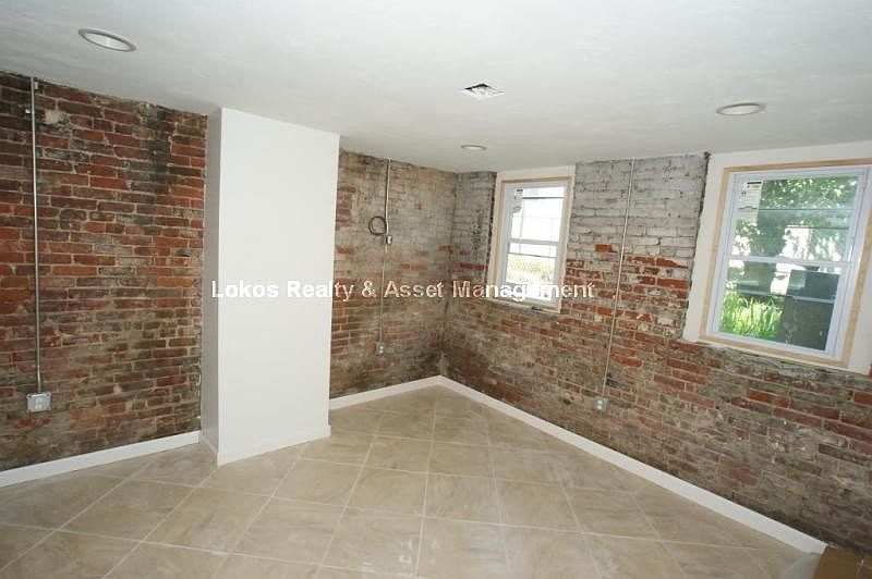 2nd image of 6 Drake Pl #4