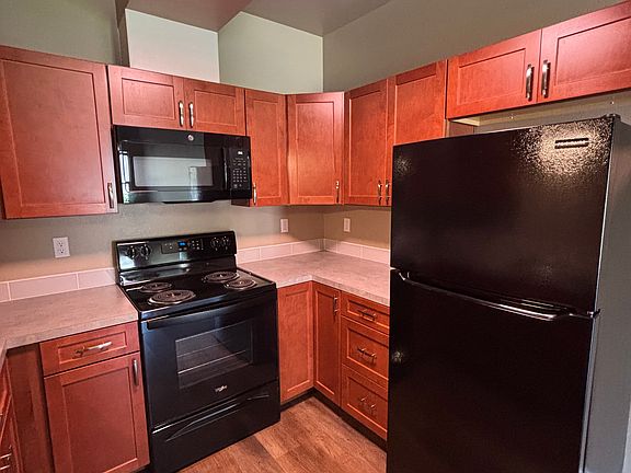 2nd image of 636 Hansen St SE #B