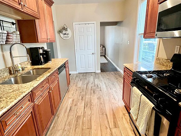 5th image of 4012 Catherine Ave