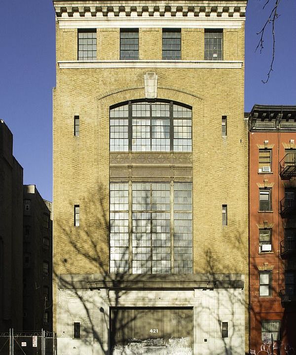 1st image of 421 E 6th St
