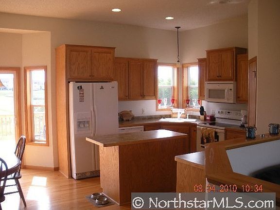3rd image of 633 Golden Oak St NE