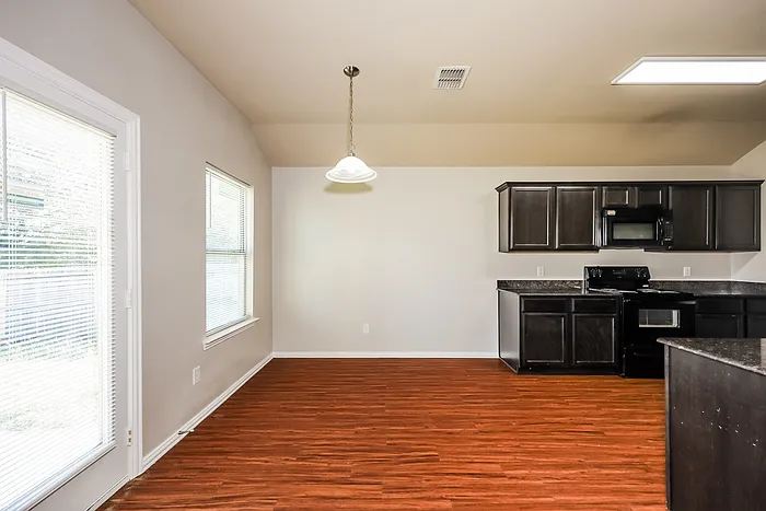 930 Haley Dr — Photo 6