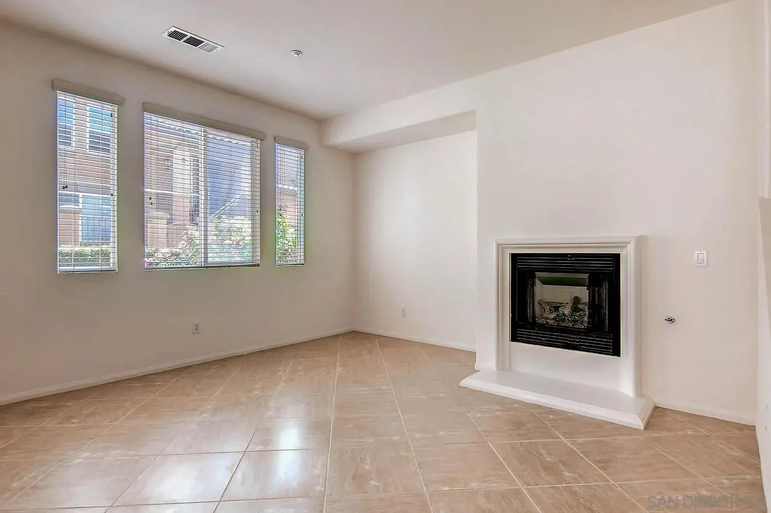 3 bed, 2.5 bath, 1642 sqft, $4,200 — Photo 2