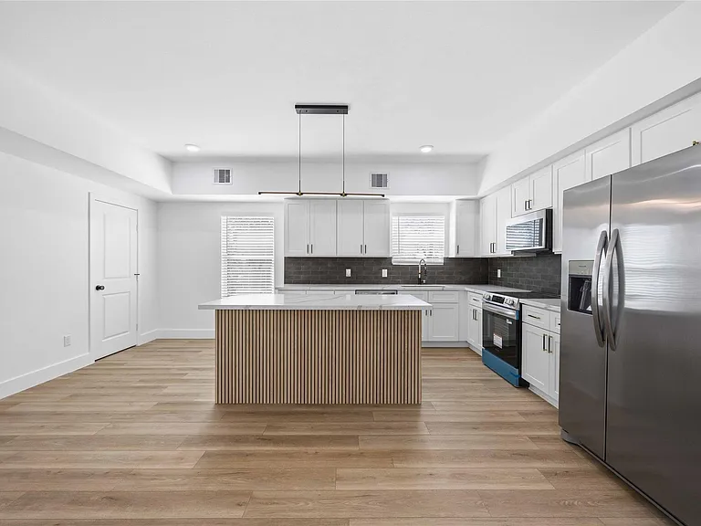 801 E 32nd 1/2 St #A — Photo 18