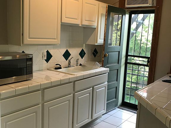 4th image of 1376 N Pearl St APT 202