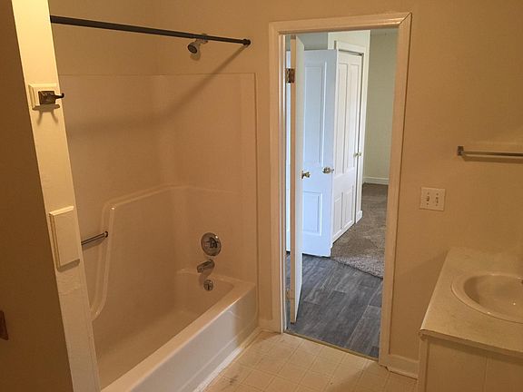3rd image of 410 N Race St #B