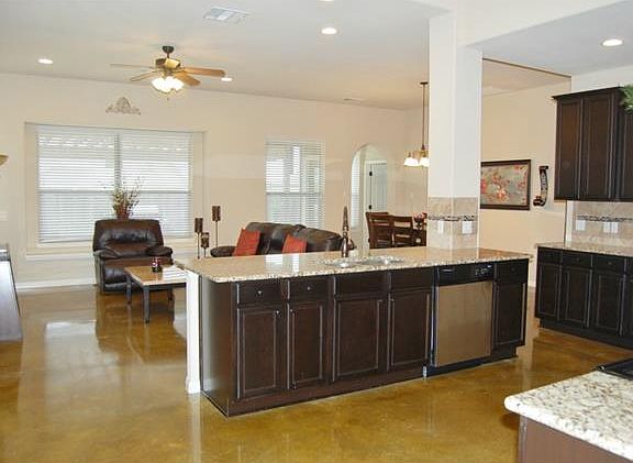 4th image of 302 Old Settlers Dr