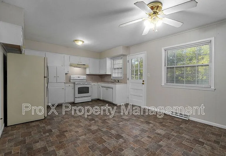 2111 S Ventura Ave — Photo 5