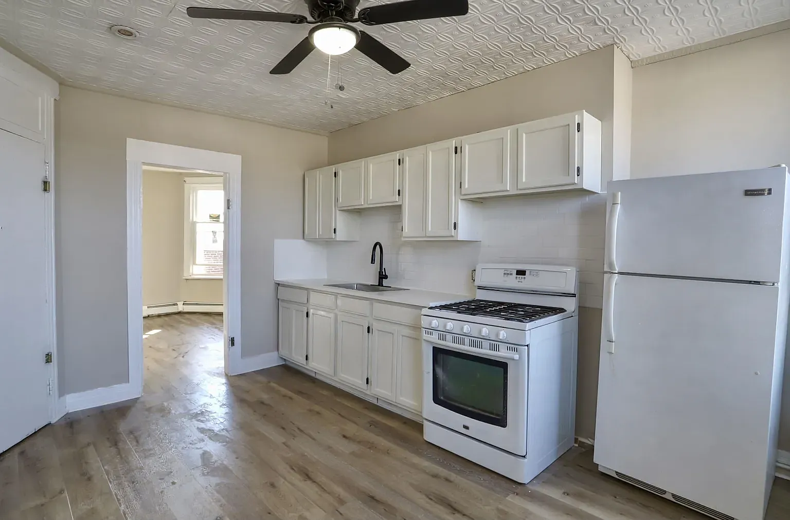 2 bed, 720 sqft, $1,900 — Photo 3