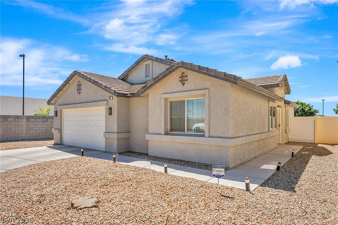 3 bed, 2.0 bath, 1137 sqft, $2,000 — Photo 4