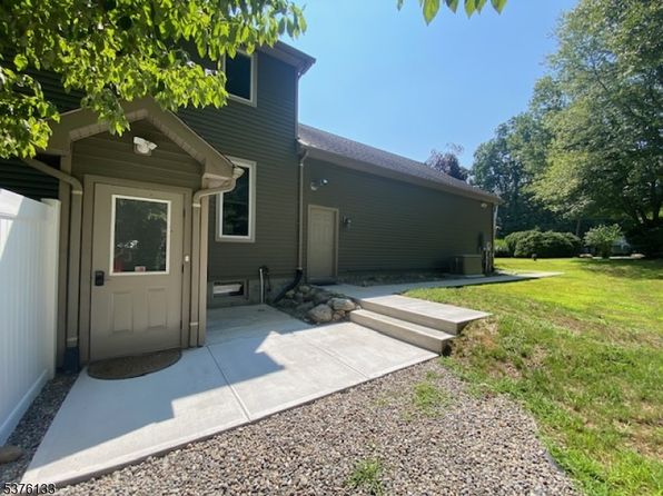 8 Schoolhouse Rd