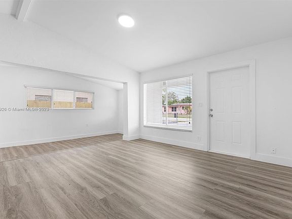 5th image of 1009 SW 22nd Ter