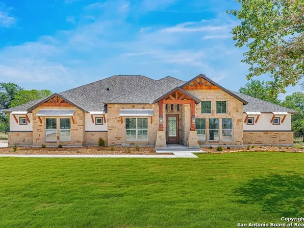 104 Pioneer Trail, Adkins, TX 78101