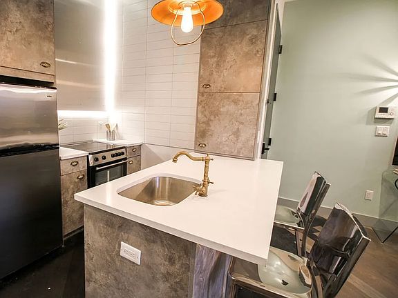 3rd image of 102 Scholes St APT 4B