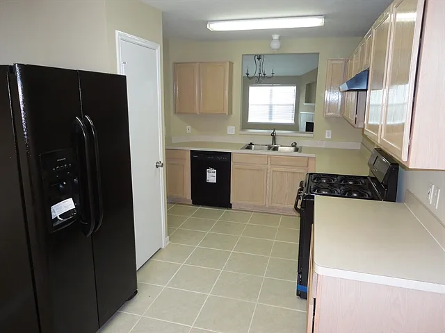 4 bed, 2.5 bath, 2006 sqft, $2,145 — Photo 2