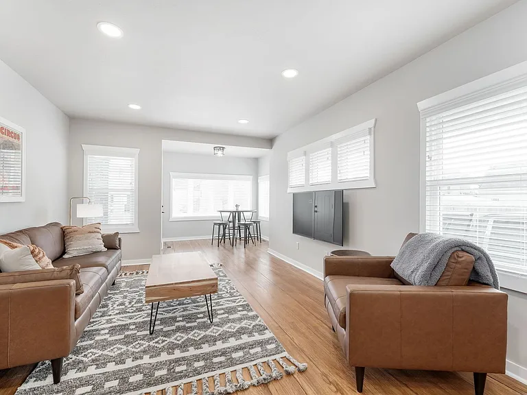 1205 S 7th Ave — Photo 2