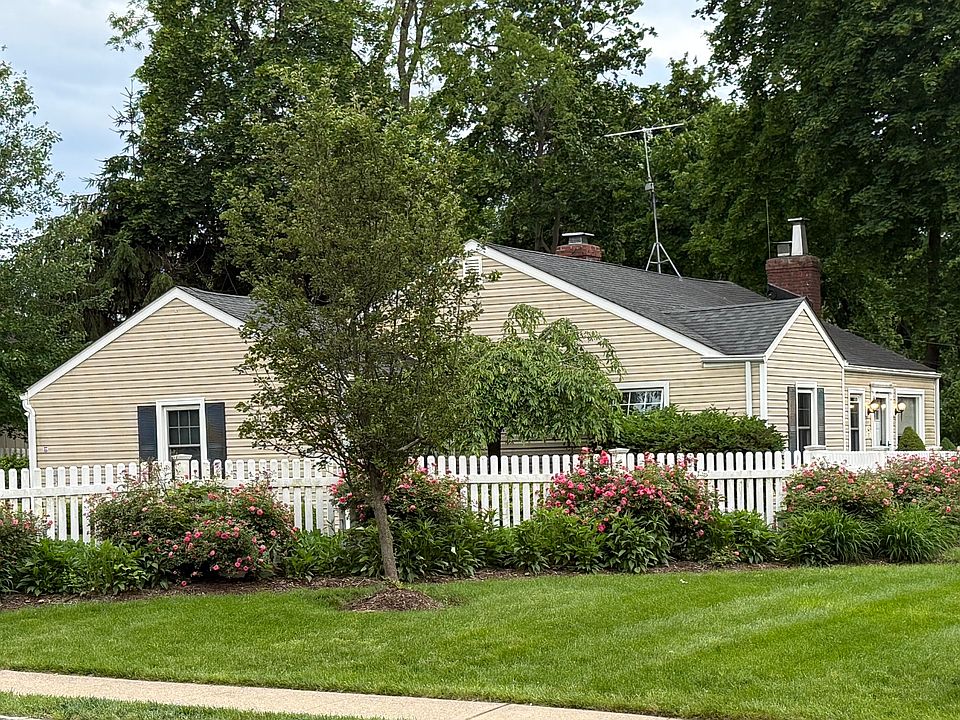 1st image of 17 Crestwood Rd
