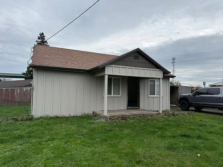 490 N Pine St — Photo 2