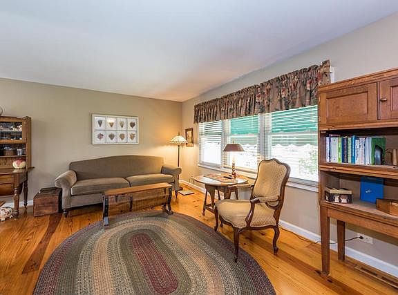 4th image of 365 Greenview Dr