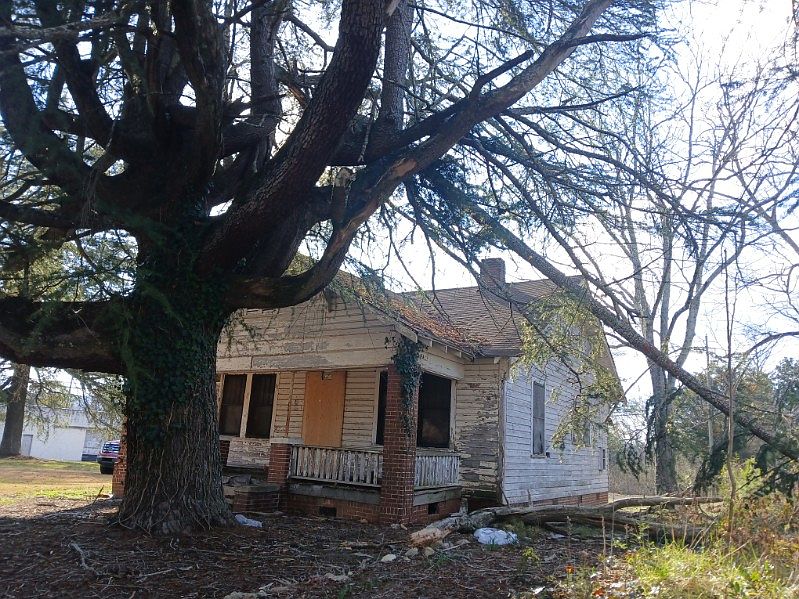 2nd image of 2300 Noble St