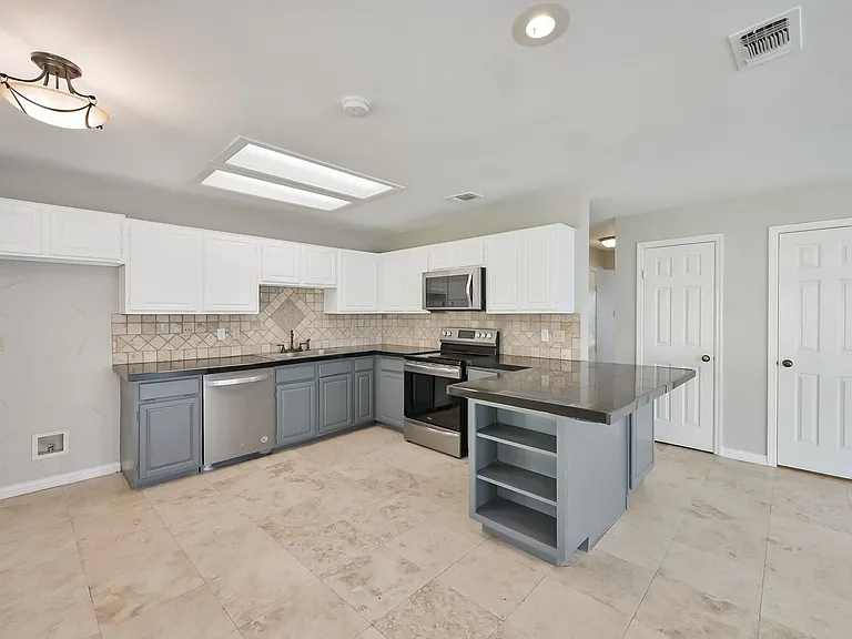 1521 Stratford Dr — Photo 11