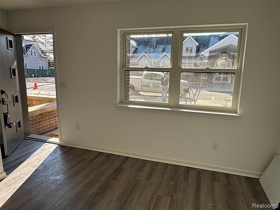 4th image of 33112 Grand River Ave