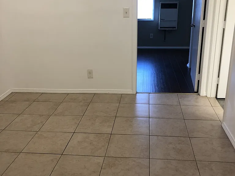 1420 S Redondo Blvd — Photo 2