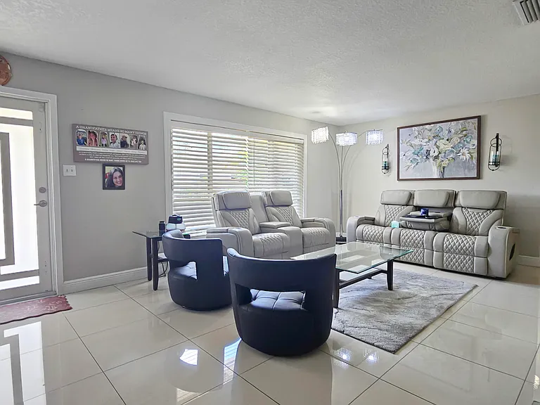 7180 NW 10th Ct — Photo 4