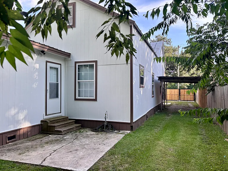 617 E Saint Peter St — Photo 16