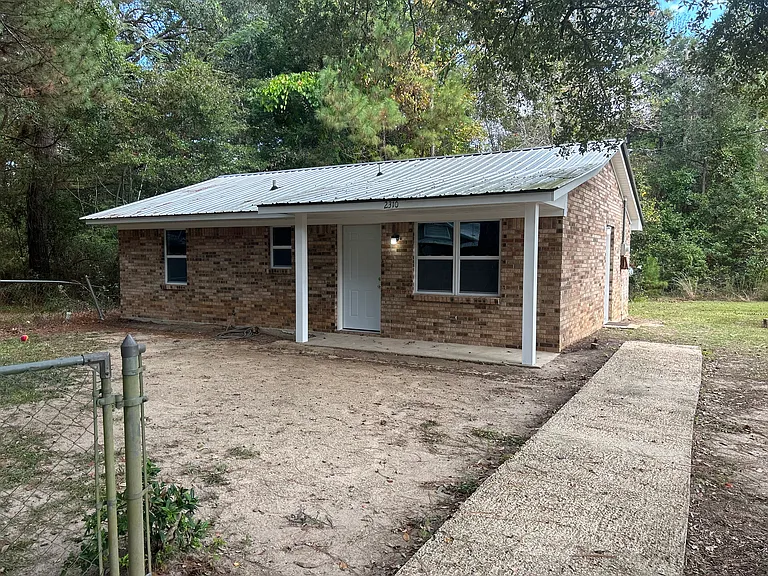 2310 Watts Ln — Photo 1