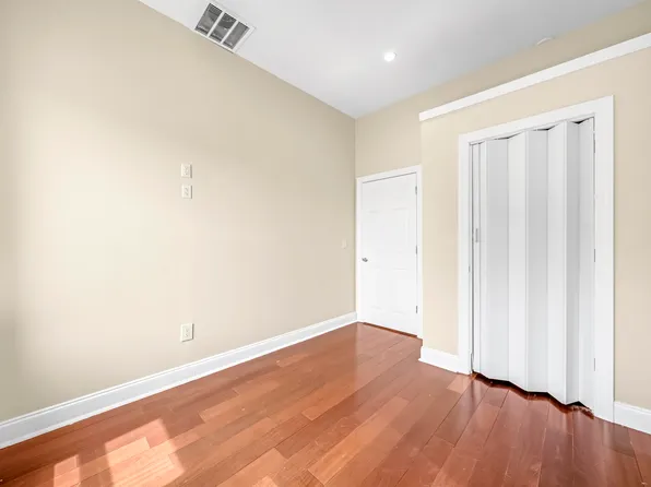 240 Clendenny Avenue image 22 of 40