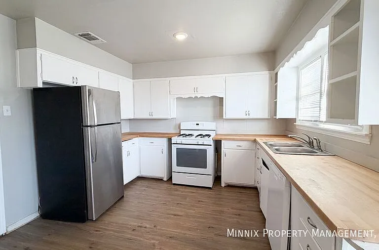 2015 38th St — Photo 9