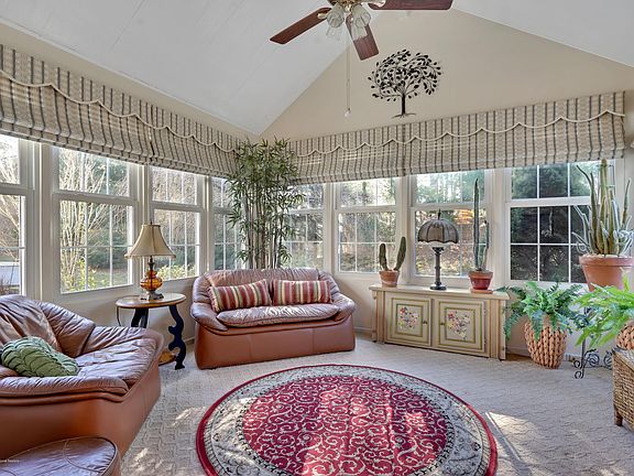 5th image of 18 Strawberry Ln