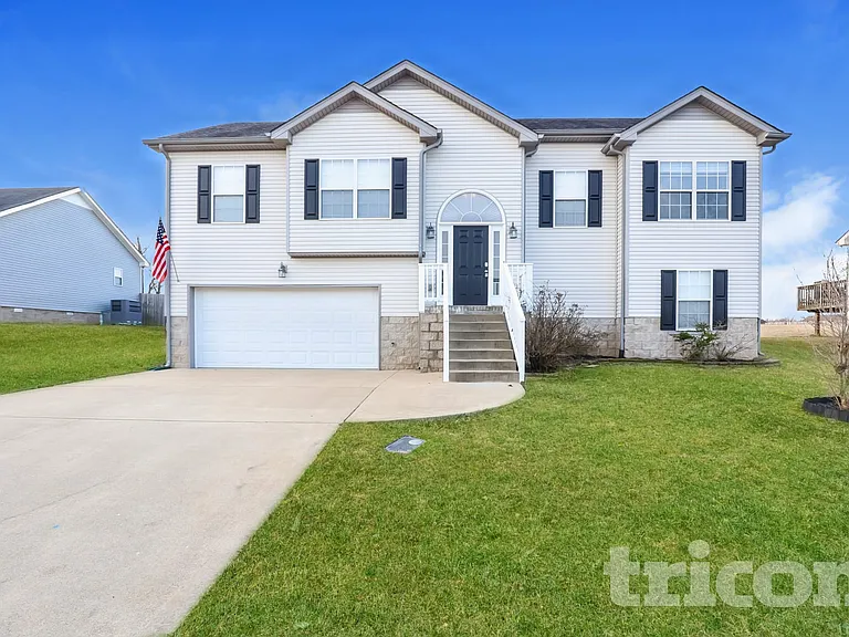 1612 Broad Cir — Photo 1