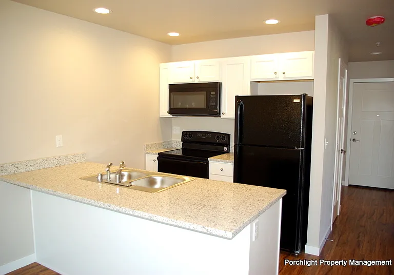 2005 Aaron Dr — Photo 2