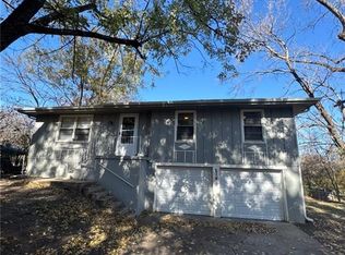 218 SW 19th St, Oak Grove, MO 64075