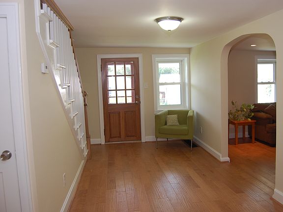 Foyer w/Hardwood Floors