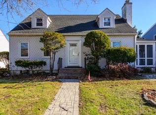44 Wagg Ave, Malverne, NY 11565