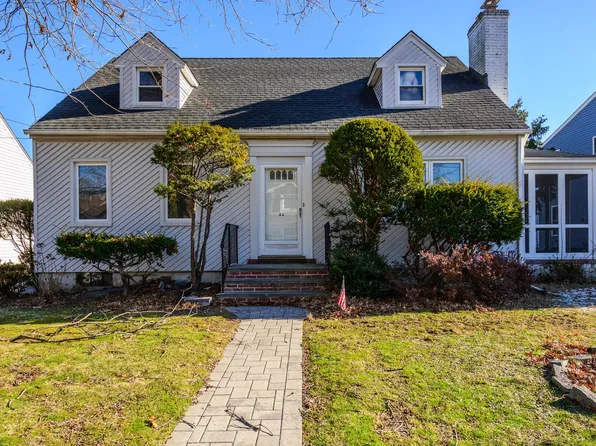 44 Wagg Avenue, Malverne, NY 11565