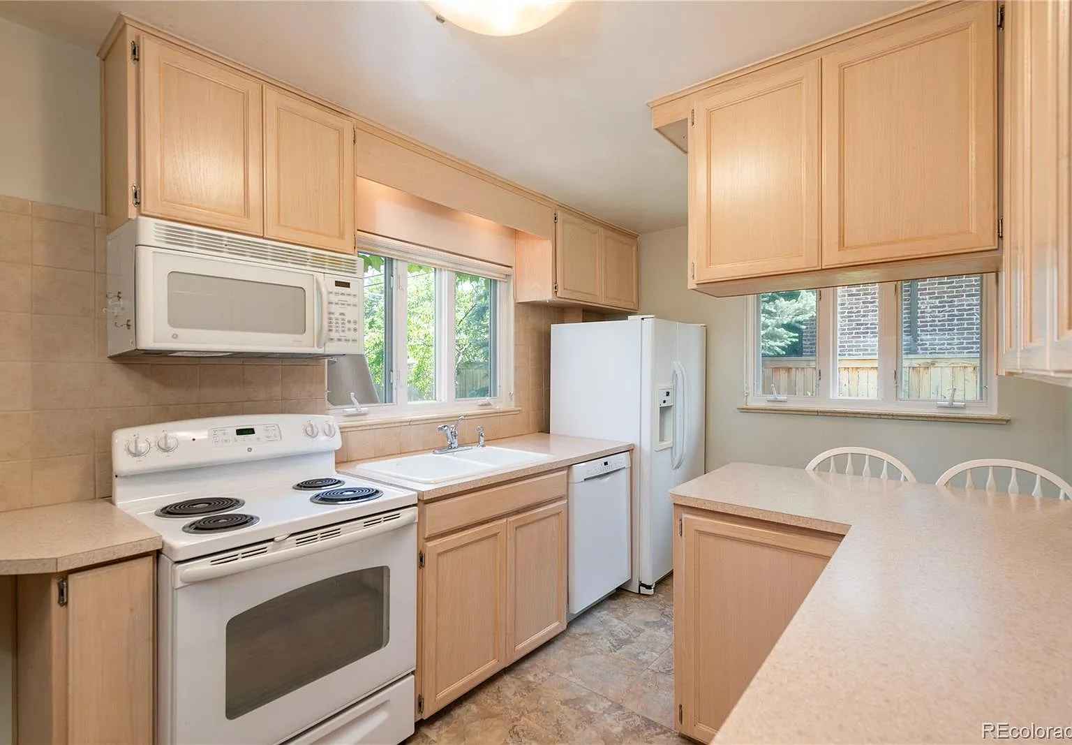 3 bed, 2.0 bath, 2216 sqft, $3,395 — Photo 2