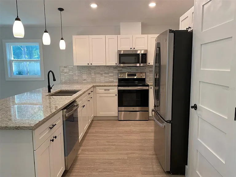 2933 Maiden Ln — Photo 6