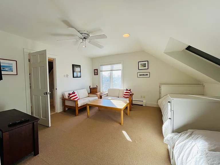 Third floor sitting/TV area