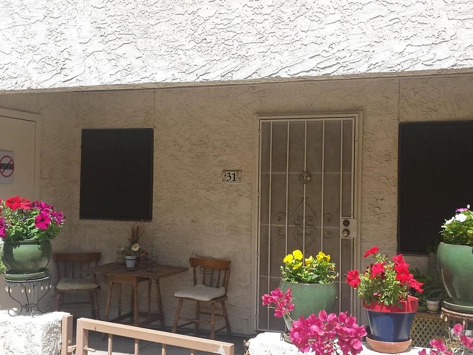 Lakebrook villa front patio