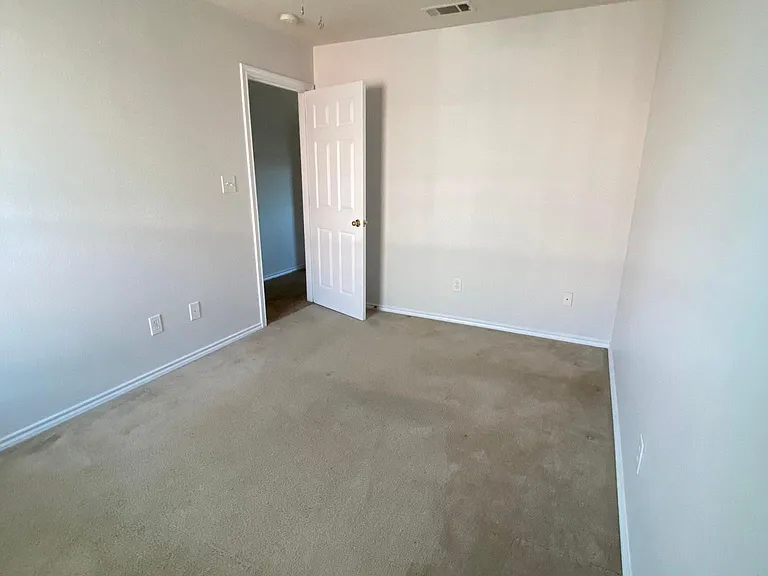 611 Oliver Ln — Photo 8
