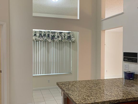 4th image of 102 Wedgewood Lks S